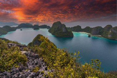 Endonezya Papua Raja-Ampat-Papua 'da muhteşem bir gün batımı