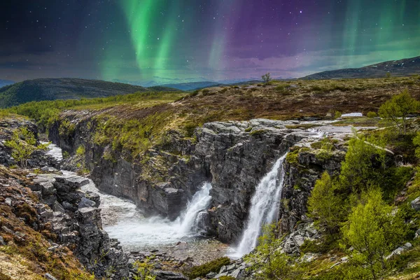 Schöner Wasserfall Mit Kristallklarem Wasser Mit Polarlichtern Hintergrund Norwegen — Stockfoto