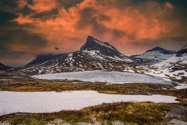 Schöne Landschaft Bei Sonnenuntergang Berge Wälder Flüsse Und Gletscher Norwegen — Stockfoto
