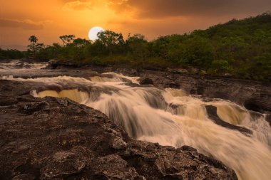 Kolombiya 'daki gökkuşağı nehri ya da beş renk nehri en güzel doğa yerlerinden biridir, adı Kristal Kanyon' dur.