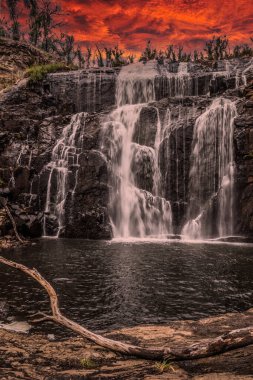 Günbatımında güzel Avustralya şelaleleri Orta Avustralya.