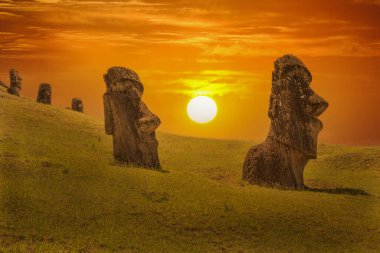 Paskalya Adası 'ndaki Rano Raraku Volkanı' ndaki Moai heykelleri, Rapa Nui Ulusal Parkı, Şili