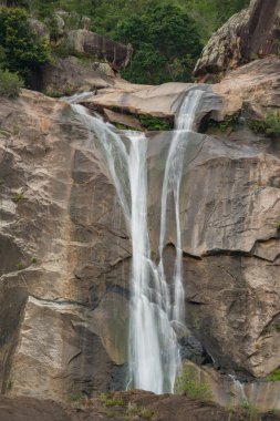 Günbatımında güzel Avustralya şelaleleri Orta Avustralya.