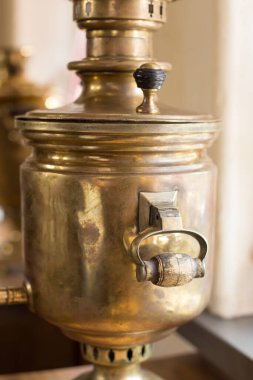 Bakır ve bronzdan yapılmış antik semaver.