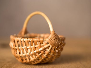Tarafsız bir arkaplanda dekoratif el yapımı sepet