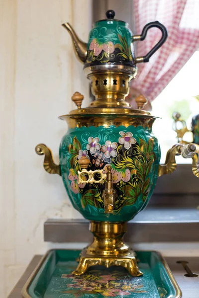 Samovar antigo feito de cobre e bronze — Fotografia de Stock