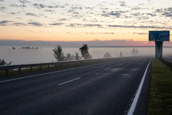 Droga Porannej Mgle Świcie Autostradzie Wschodzące Słońce Oświetla Ścieżkę — Zdjęcie stockowe