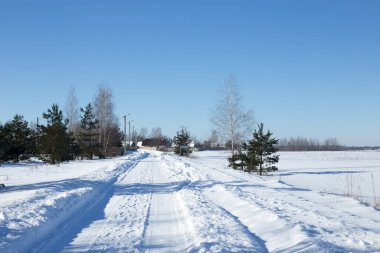 Derin ve kabarık karda kış yolu