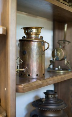 Bakır ve bronzdan yapılmış antik semaver.