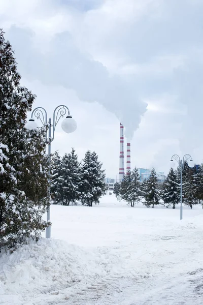冬の都市の工業地帯、熱生産 — ストック写真