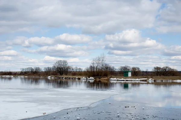 Buz sürükleniyor, nehir buz örtüsünden açılıyor.