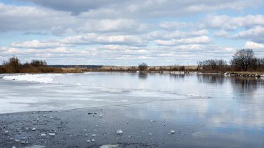 Hızlı bir nehirde bahar buzu, buz sürükleniyor.