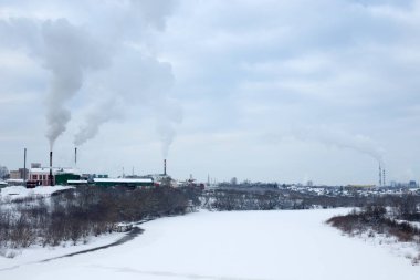 Kışın şehrin sanayi bölgesi, ısı üretimi
