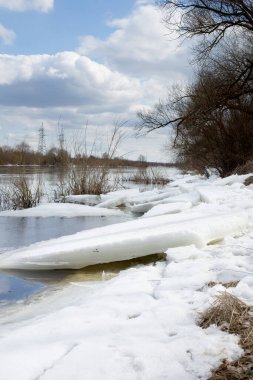 Hızlı bir nehirde bahar buzu, buz sürükleniyor.