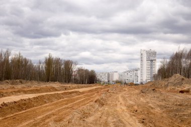 Yeni evlere giden yeni bir yolun inşaatı