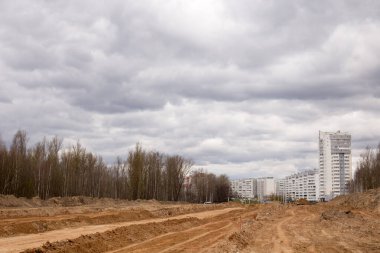 Yeni evlere giden yeni bir yolun inşaatı