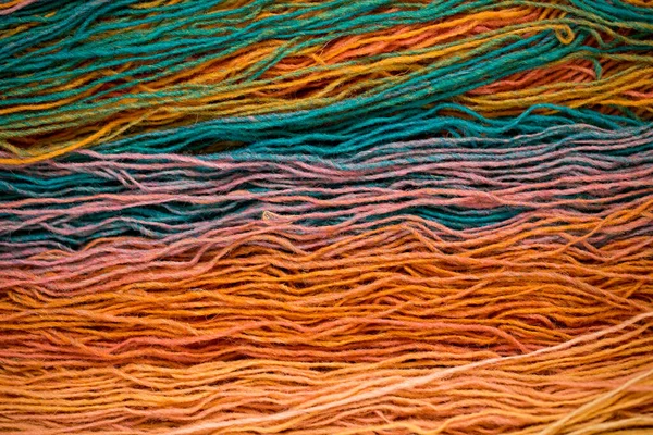 Barevná příze, silné nitě pro pletení teplých oděvů — Stock fotografie