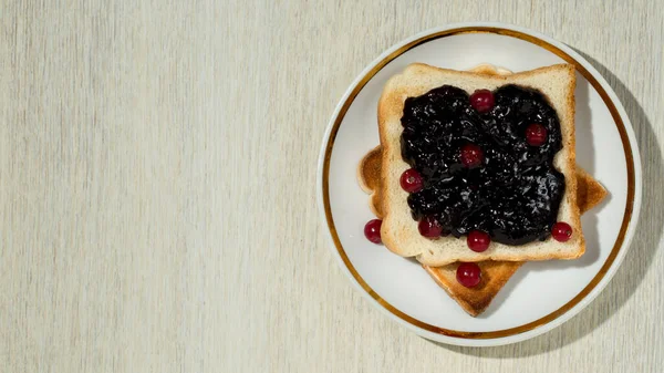 Pane tostato con marmellata su sfondo tessuto naturale — Foto Stock