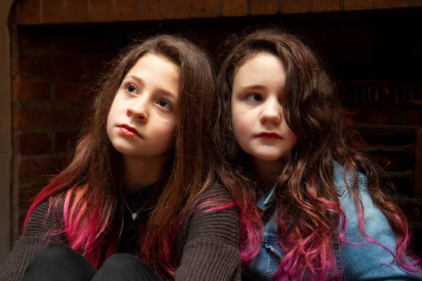 Two Young Girls Looking Sad Emo Scared Front Fireplace — Foto de Stock