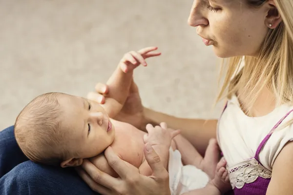 Mamma ta hand om små barn — Stockfoto