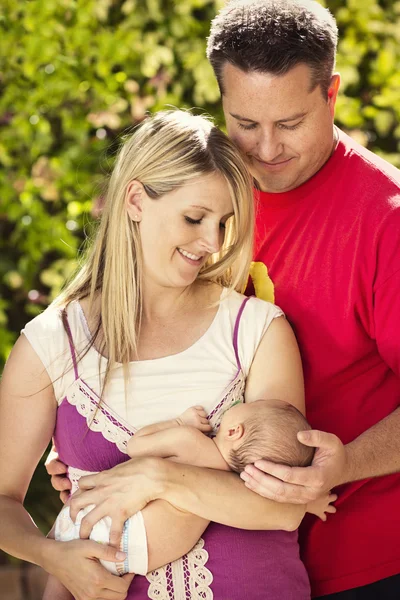 Unga föräldrar att ta hand om nya baby — Stockfoto