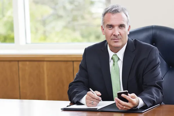 Volwassen zakenman werken in zijn kantoor — Stockfoto