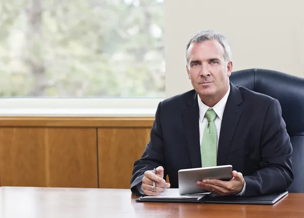 Mature Businessman using tablet computer — Stock Photo, Image