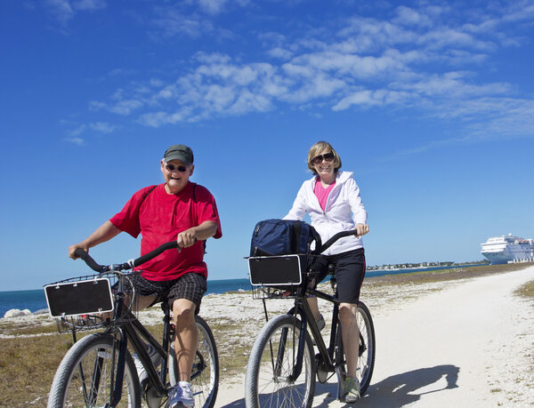 Старшая пара на велосипеде
