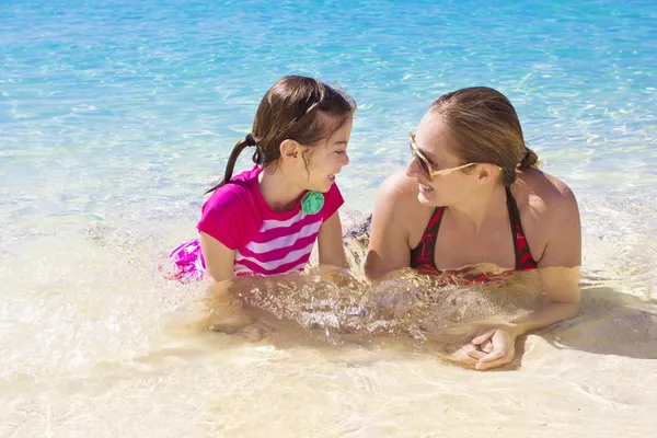 Familie op het strand, vakantie plezier — Stockfoto