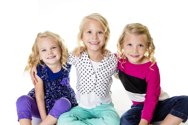 Drie kleine meisjes portret glimlachen — Stockfoto