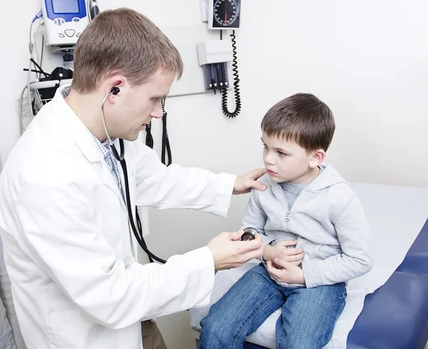 Dokter onderzoekende zieke kleine jongen — Stockfoto