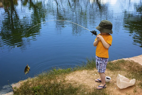 Kleiner Junge fängt einen Fisch — Stockfoto