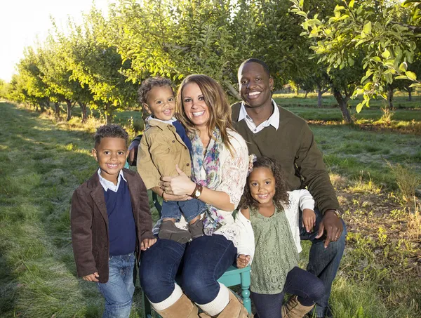 Schönes multiethnisches Familienporträt im Freien — Stockfoto