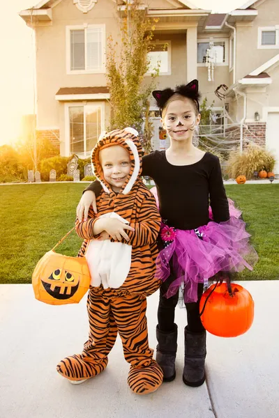 Niños engañando o tratando en Halloween — Foto de Stock