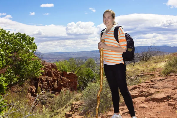 Senderista femenina en las montañas del desierto —  Fotos de Stock