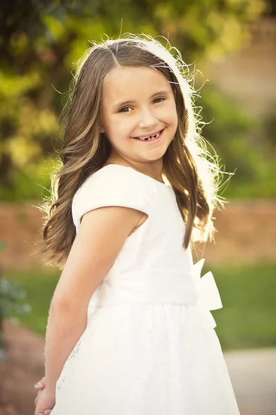 Söt liten flicka klädd i en vit klänning — Stockfoto
