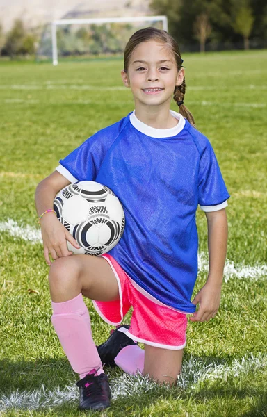 Petit portrait mignon de joueur de football (fille ) — Photo