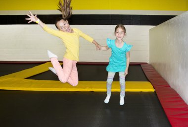 çocuklar kapalı trampolines üzerinde atlama