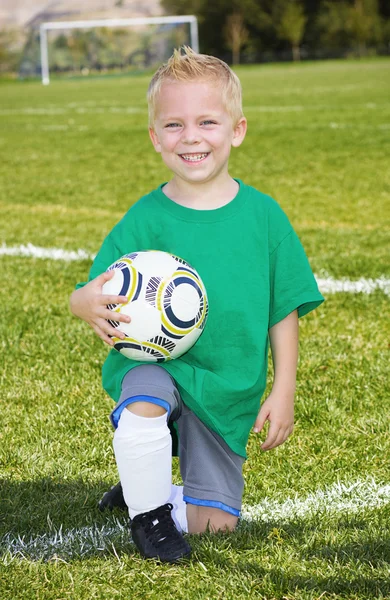 Roztomilý malý fotbalový hráč portrét (boy) — Stock fotografie