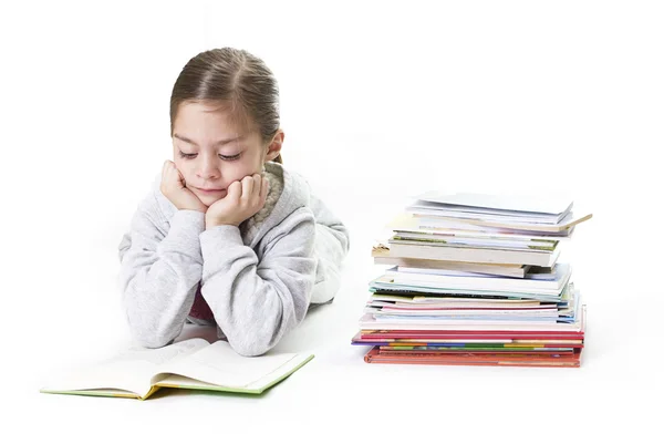 Elementary Age Girl Reading Books. Aislado sobre blanco —  Fotos de Stock