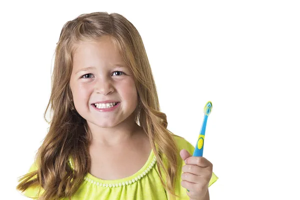 Schattig klein meisje haar tanden poetsen — Stockfoto