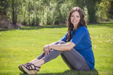 güzel bir kadın dışarıda çimenlerin üzerinde rahatlatıcı