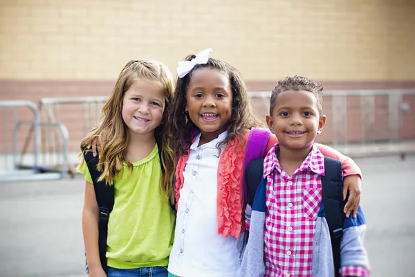 Crianças diversas indo para a escola primária — Fotografia de Stock