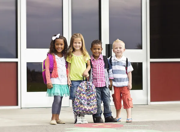 Ritratto di bambini piccoli primo giorno di scuola — Foto Stock