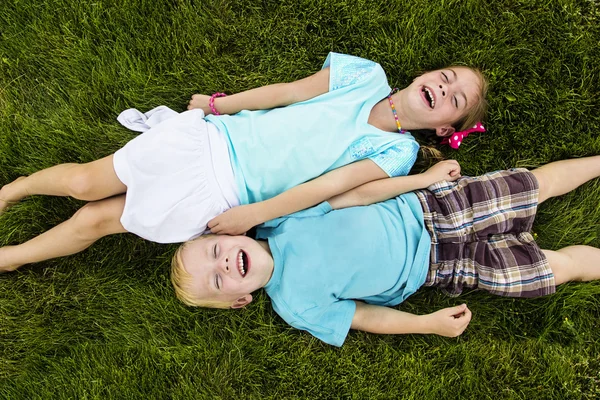 Två barn skrattar och har roligt utomhus — Stockfoto