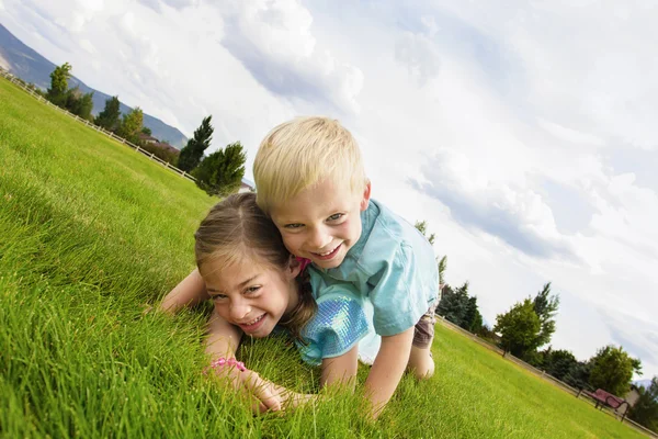 Glada skrattande barn spela utomhus — Stockfoto