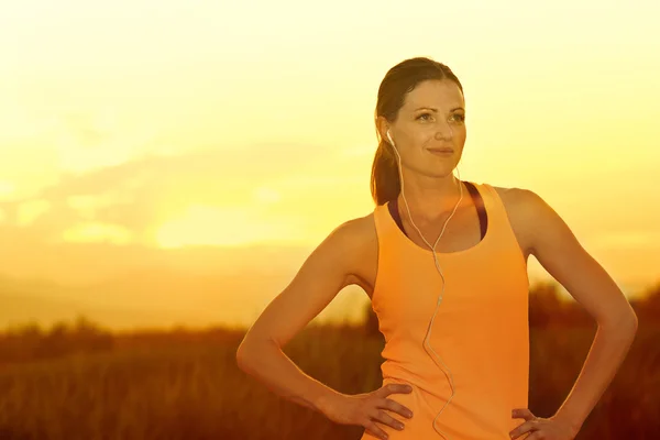 Femme Runner au coucher du soleil — Photo