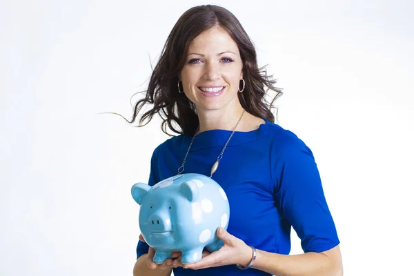 Linda mulher segurando seu banco Piggy — Fotografia de Stock