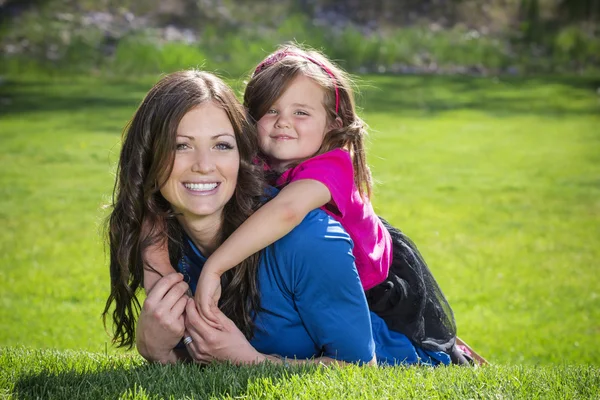 Mor och dotter ha roligt tillsammans utomhus — Stockfoto