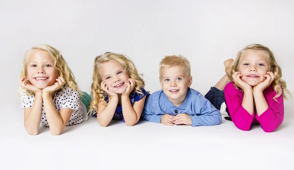 Vier kleine kinderen portret glimlachen — Stockfoto